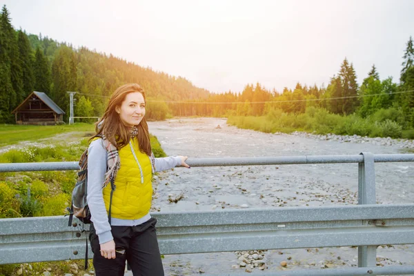 Ženské Turistické Stojící Vedle Horské Řeky — Stock fotografie