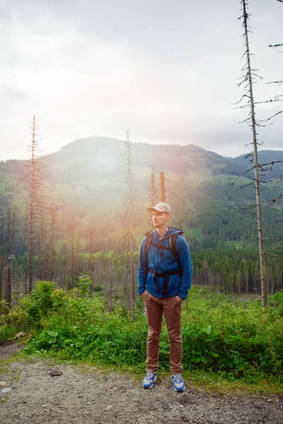 Yaz mevsiminde dağ yolunda erkek turist
