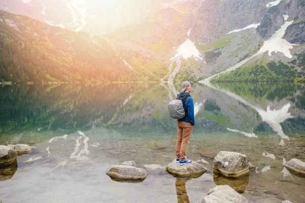 Uomo Rilassante Sul Lago Sulle Montagne Paesaggio Soleggiato — Foto Stock