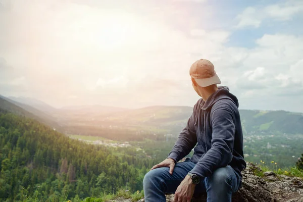 Mochilero Masculino Descansando Disfrutando Montaña Sentado Roca Luz Del Sol — Foto de Stock