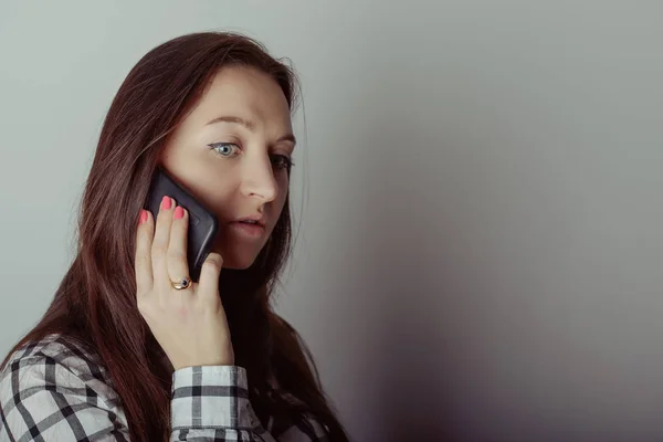 Felice Ragazza Bruna Che Parla Smartphone Casa — Foto Stock