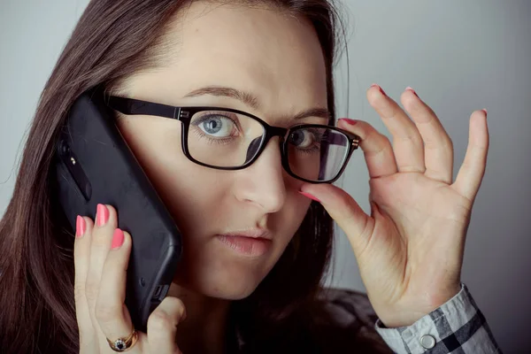 God Brunette Jente Som Snakker Smarttelefon Hjemme – stockfoto