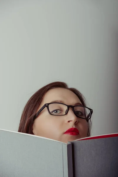 Geschäftsfrau Mit Weit Aufgerissenem Buch — Stockfoto