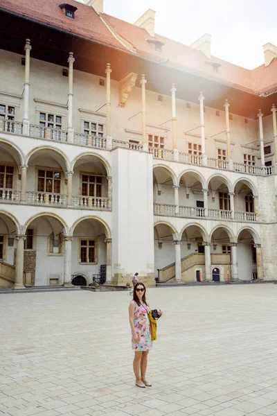 Menina Bonita Durante Passeios Castelo Velho Cracóvia Wawel Hora Verão — Fotografia de Stock