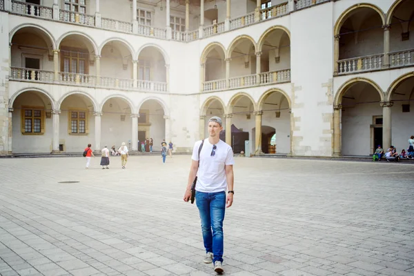 Manduring, Cracow, Wawel 'daki eski kaleyi geziyor. Yaz zamanı.