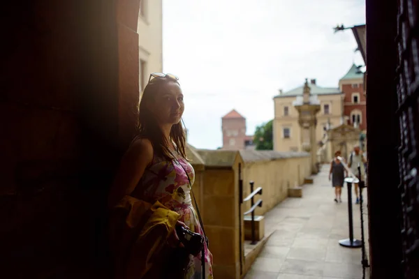 Hermosa Chica Durante Turismo Viejo Castillo Cracovia Wawel Hora Verano — Foto de Stock