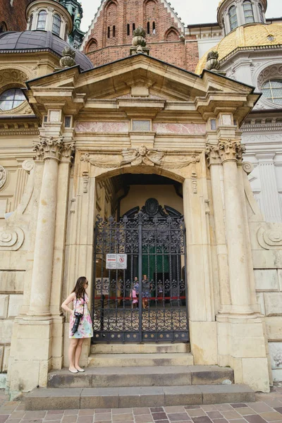 Güzel Kız Cracow Wawel Eski Kale Gezi Sırasında Yaz Saati — Stok fotoğraf