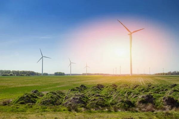 Ciel Bleu Vif Déplaçant Éolienne — Photo