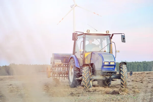 Paysage Rural Avec Tracteur Dans Champ Pendant Semis Grain — Photo