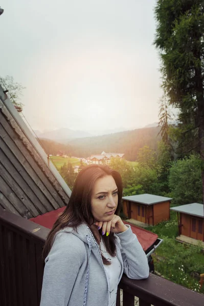 Mooie Brunette Tiener Meisje Met Lang Haar Leunend Balustrade — Stockfoto