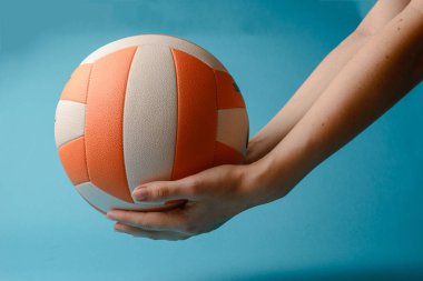 Kadın voleybol onun elinde tut. Mavi arka plan