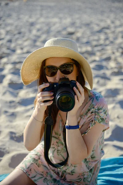 Fotógrafo Mulher Profissional Praia Hora Verão — Fotografia de Stock