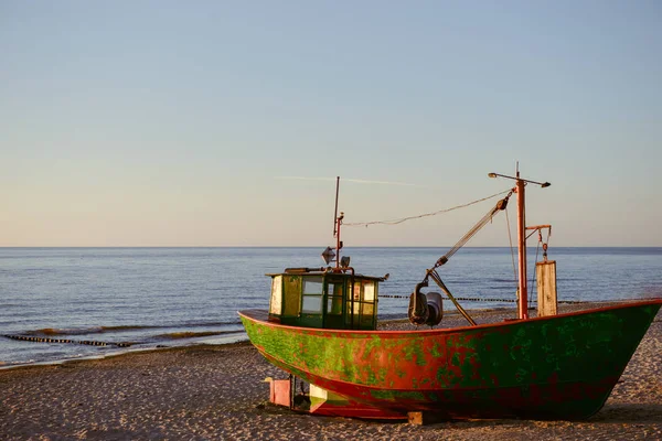 Halászhajók Napkeltekor Strandon Nyáron — Stock Fotó