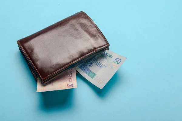 Кожаный Бумажник Коричневого Цвета Деньгами Синем Фоне — стоковое фото