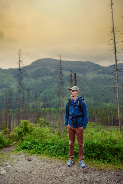 Yaz mevsiminde dağ yolunda erkek turist