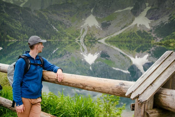 Чоловік Розслабляється Озері Горах Сонячний Пейзаж — стокове фото