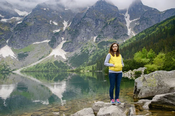 Žena Relaxace Jezeře Hory Slunné Krajiny — Stock fotografie