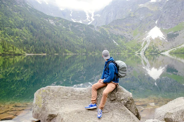 Muž Relaxační Jezeře Hory Slunné Krajiny — Stock fotografie