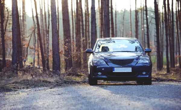 Szary Samochód Hatchback Zaparkowany Obok Drewna — Zdjęcie stockowe