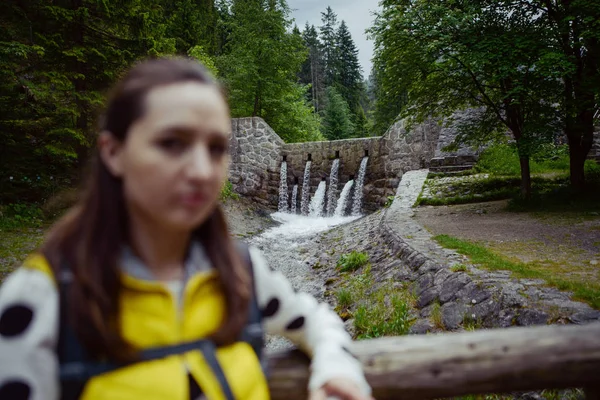 Žena Pěšky Přes Dřevěný Most Letním Období — Stock fotografie