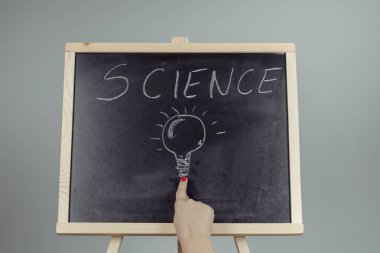 Bir öğretmen yazma bilim, gri arka plan kimya öğeleri koyu kara tahta el ile çizim