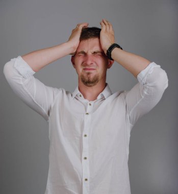 gri arka plan karşı güçlü bir ağrı ile genç adam