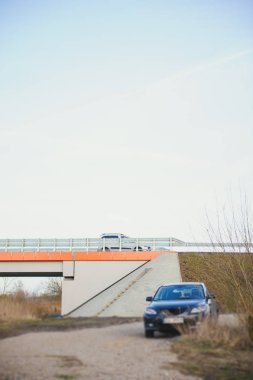 İlkbaharın başında nehir üzerindeki otoban köprüsü