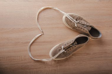 Ahşap masadaki mavi, kullanılmış ayakkabılar.