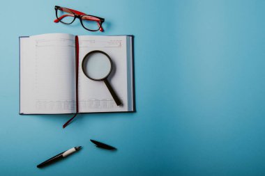 Kopya alanı ve office ile planlama iş sağlar. Büyüteç gözlük ve mavi arka plan üzerinde kırmızı gözlük