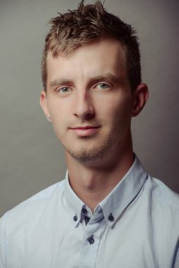 Zeki ve ciddi bir gencin portresi..