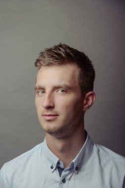 Zeki ve ciddi bir gencin portresi..