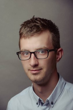 Zeki ve ciddi bir gencin portresi..