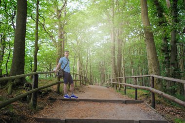 Genç adam ormanda yürüyüşe çıktı..