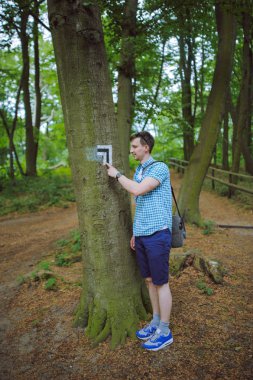 genç adam ormanda yanında ayakta