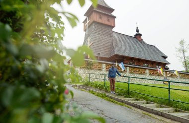 eski ahşap kilise Polonya dağlarında.