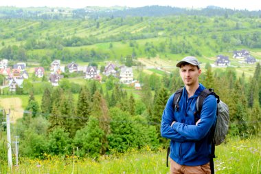 Sırt çantası dağcılık seyahat yaşam tarzı kavramı rocky Dağları üzerinde arka plan macera tatilleri açık adamla Gezgin