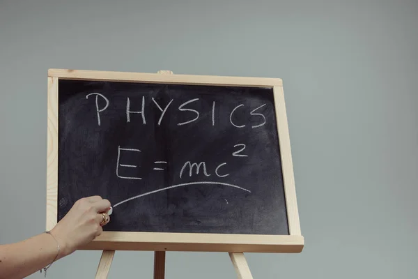 Слово Формула Физики Руки Emc2 Доске Серый Фон — стоковое фото