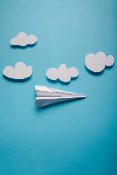 Plano Papel Mano Femenina Sobre Fondo Azul Con Nubes — Foto de Stock