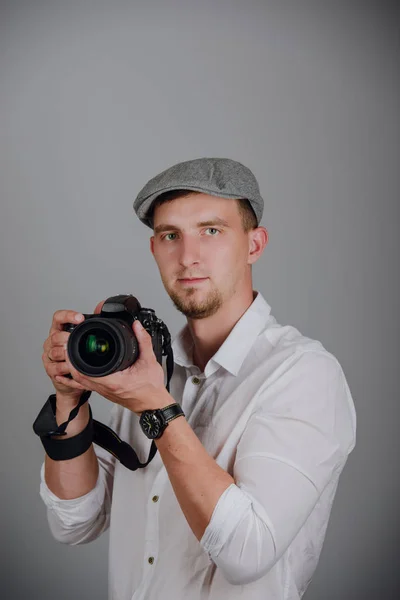 Giovane Uomo Che Utilizza Una Fotocamera Professionale Studio — Foto Stock