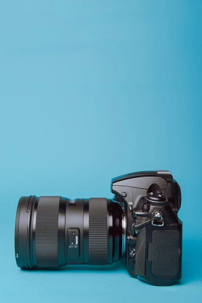 Mavi Arka Plana Karşı Profesyonel Modern Dslr Kamera — Stok fotoğraf