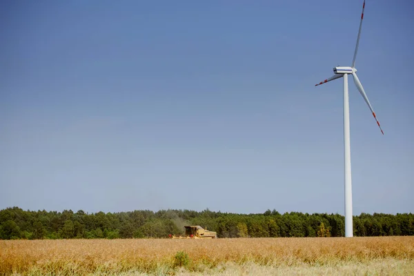 Trubine Del Vento Alla Giornata Sole Con Cielo Blu — Foto Stock