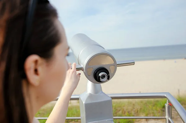 Close Sightseeing Binoculars Med Strand Baggrund - Stock-foto