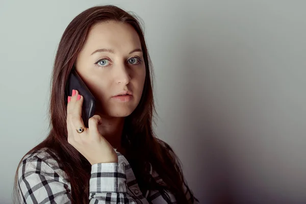 Felice Ragazza Bruna Che Parla Smartphone Casa — Foto Stock