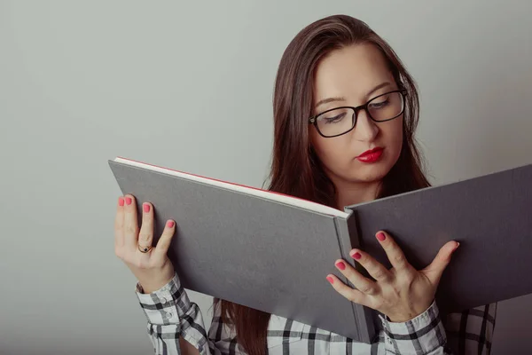 Geschäftsfrau Mit Weit Aufgerissenem Buch — Stockfoto