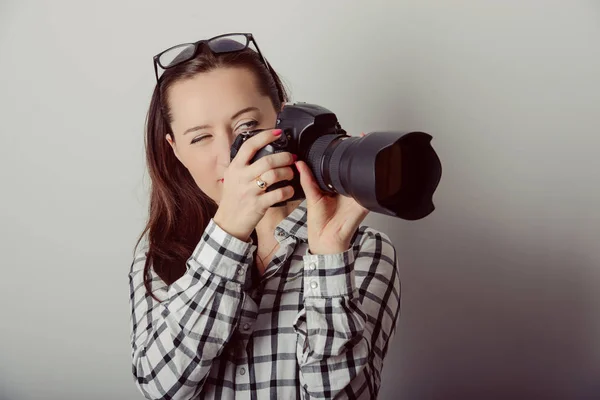 Fotografin Macht Bilder Isoliert Auf Grauem Hintergrund — Stockfoto