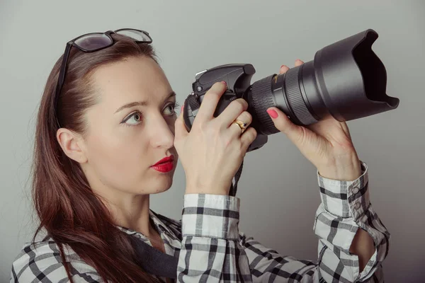 Mujer Fotógrafa Toma Imágenes Aisladas Sobre Fondo Gris —  Fotos de Stock