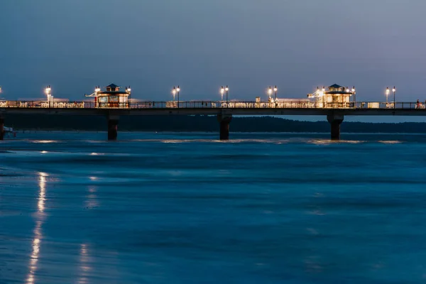Molo sulla costa del Mar Nero la sera — Foto Stock