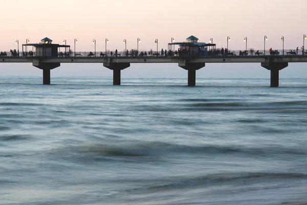 Molo sulla costa del Mar Nero la sera — Foto Stock