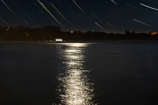 Denizde startrail ile gökyüzü — Stok fotoğraf