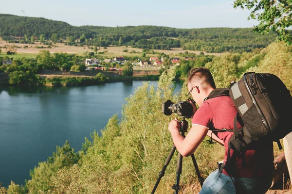 Fotógrafo tomando fotos de la vida silvestre, hombre con cámara y trípode —  Fotos de Stock